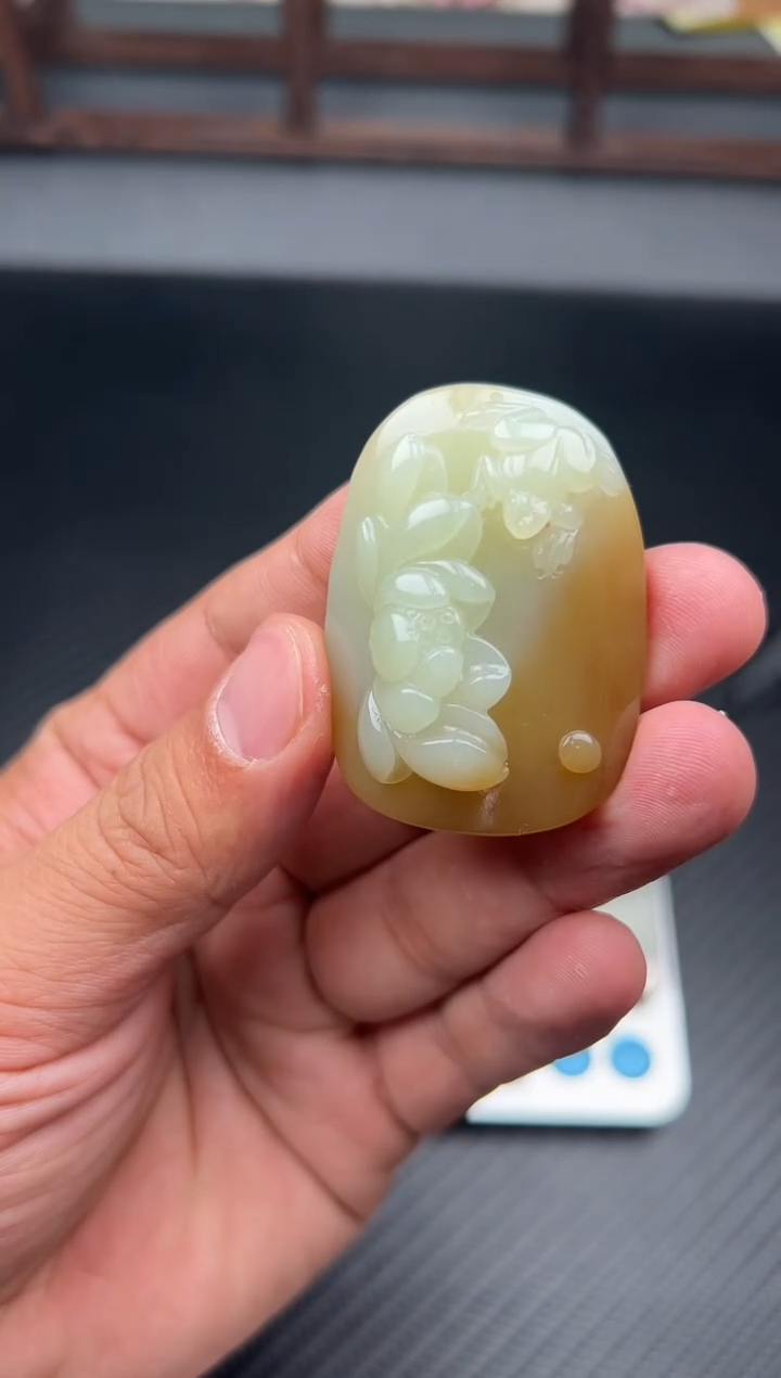 吊坠(赠链)未镶嵌和田玉若羌微色差吊坠