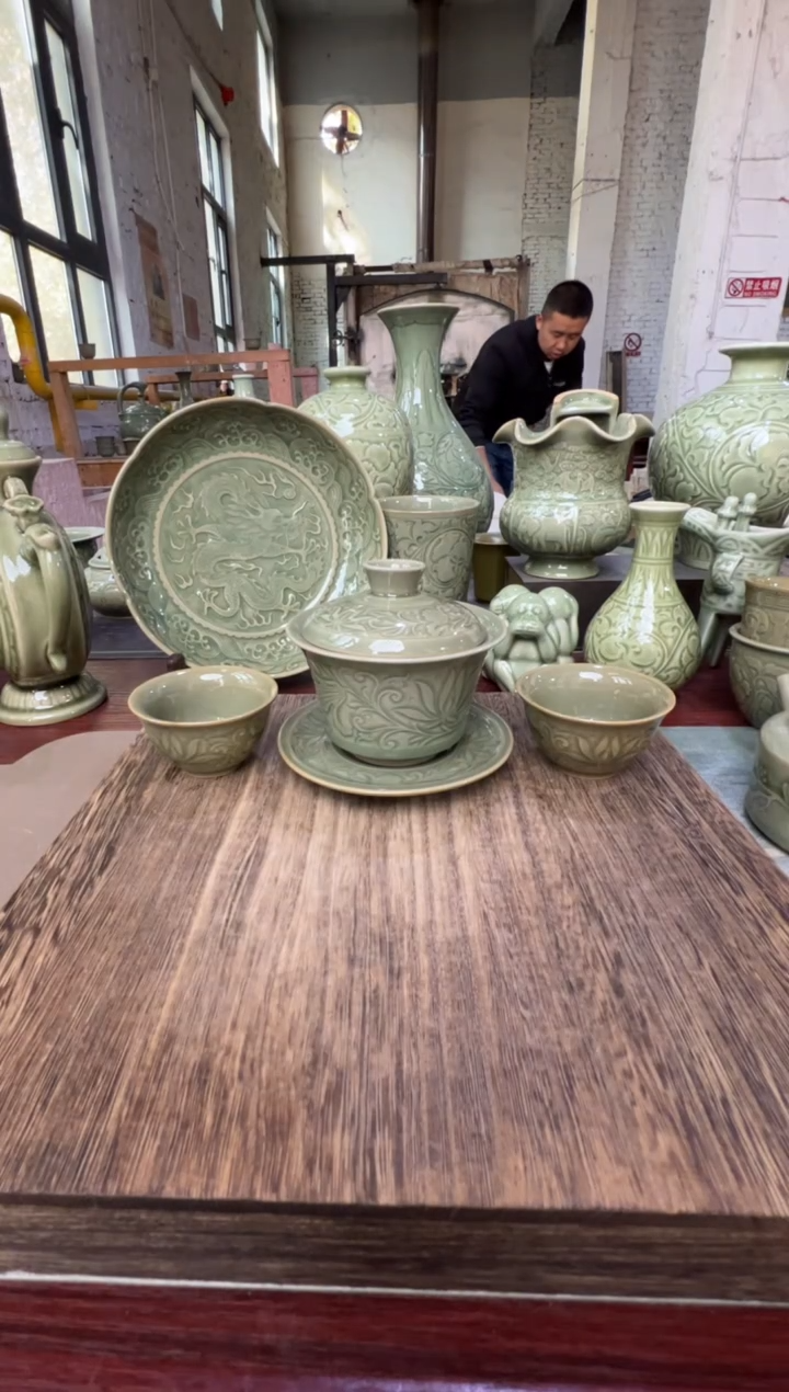 微瑕耀州窑莲纹三才盖碗+莲纹小杯2