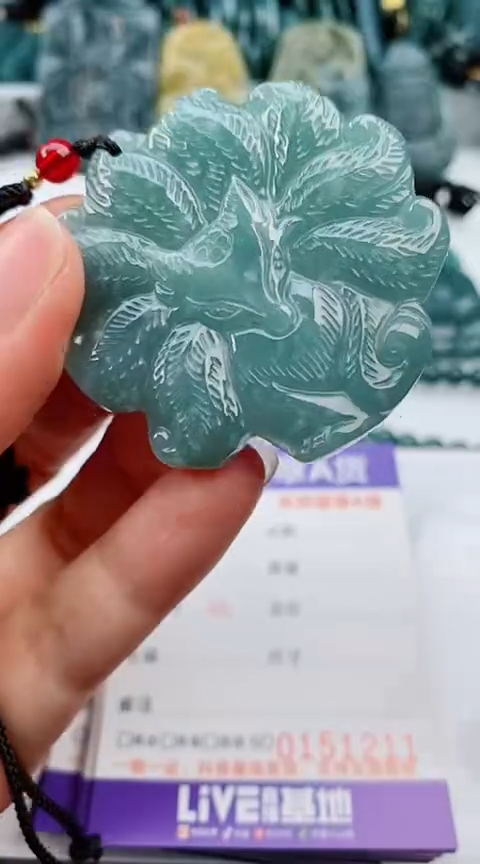 翡翠未镶嵌颈饰             