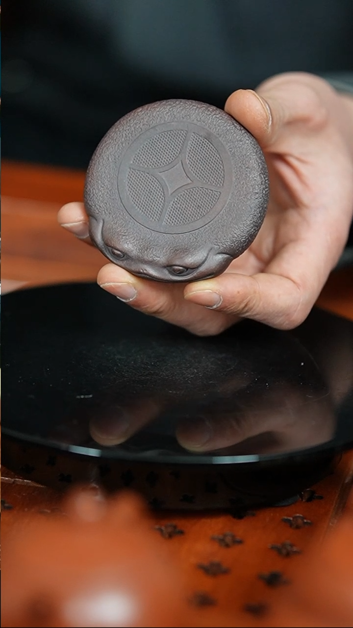 【闪购商品】紫砂茶宠古红泥刻绘三足金蟾壶承杯垫