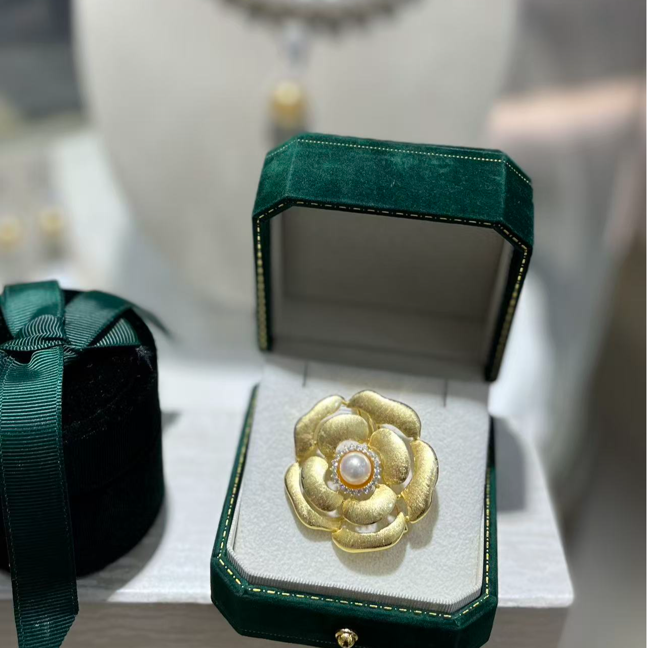 【珍珠皇后】山茶花海水akoya胸针极强光微瑕（8-9mm）