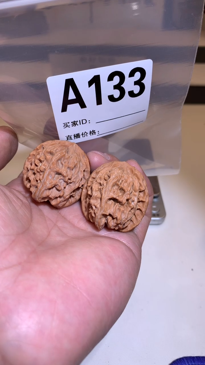 【闪购商品】桃核把件35小苹果微浮黄
