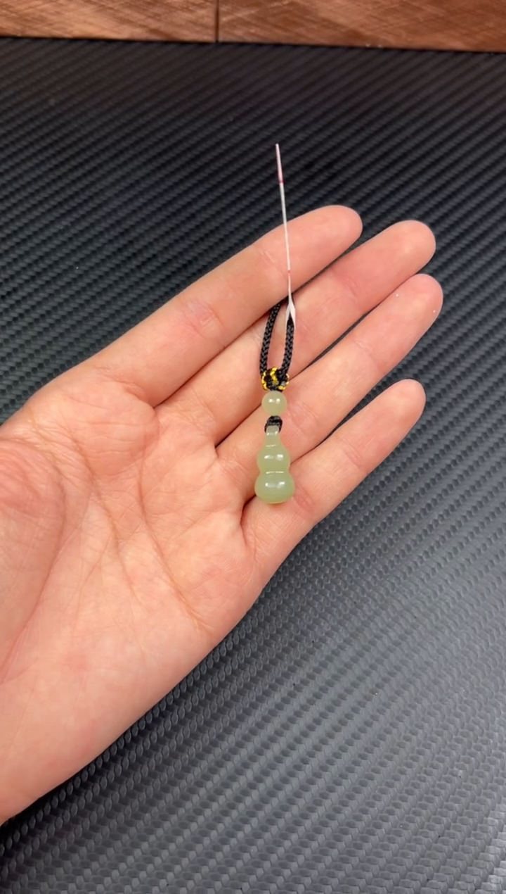 【闪购商品】和田玉吊坠(赠链)未镶嵌且末微色差