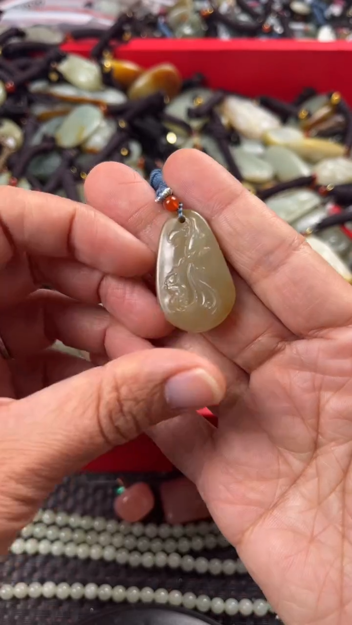 【闪购商品】和田玉颈饰未镶嵌多样性发货没有证书拍一发一有瑕
