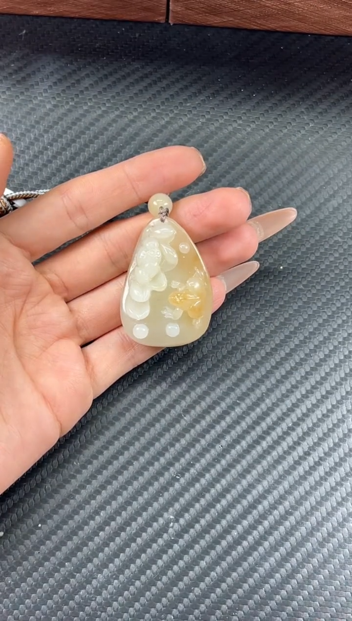 吊坠(赠链)未镶嵌和田玉若羌微色差吊坠J
