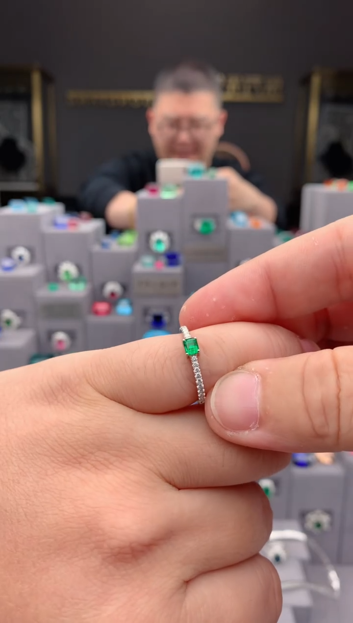 【闪购商品】祖母绿戒指18K金镶嵌18分祖母绿戒指