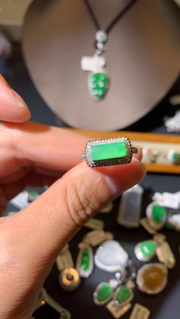 【闪购商品】翡翠吊坠(不含链)18K金镶嵌戒指