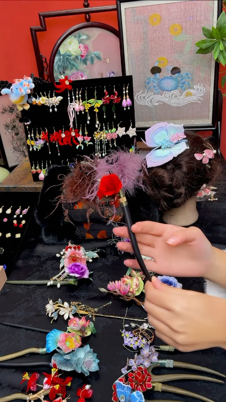 刺绣小**?非遗绒花苏绣饰品