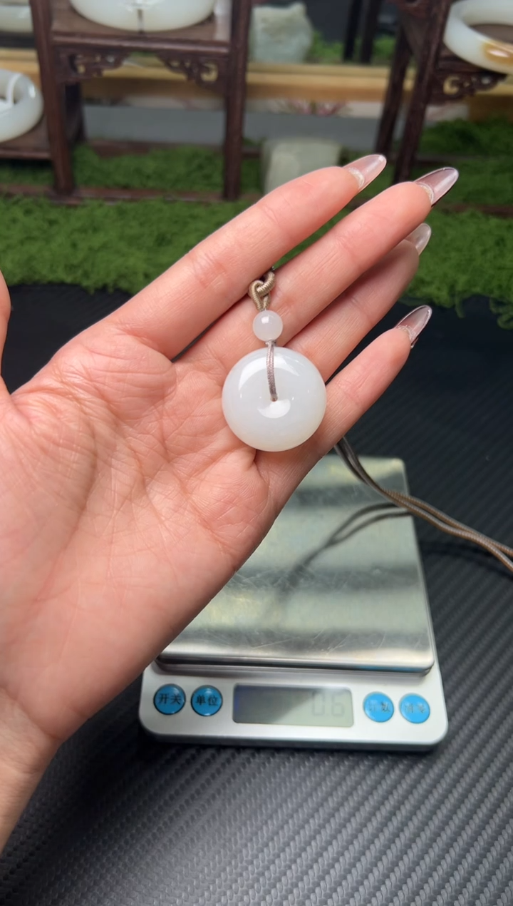 吊坠(赠链)未镶嵌和田玉月*黑山微色差平安扣