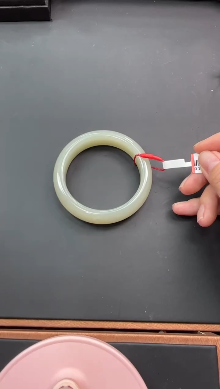 【闪购商品】和田玉手镯未镶嵌且末微色差近矿60+