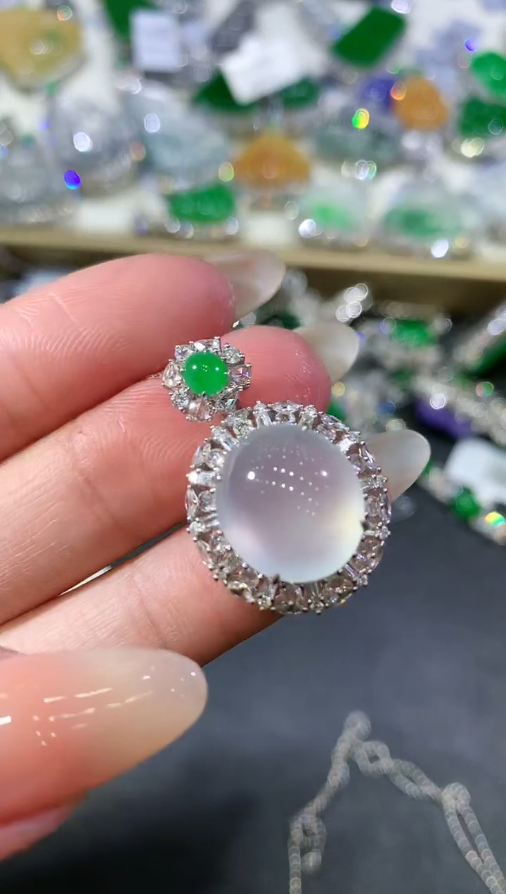 【闪购商品】翡翠吊坠(不含链)18K金镶嵌93-蛋面