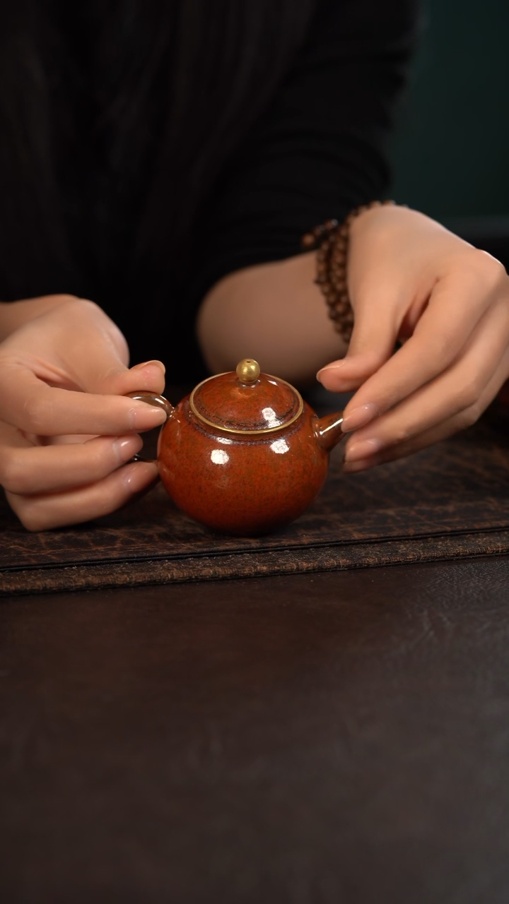【闪购商品】杯聚澜堂红金花釉描金小球球壶