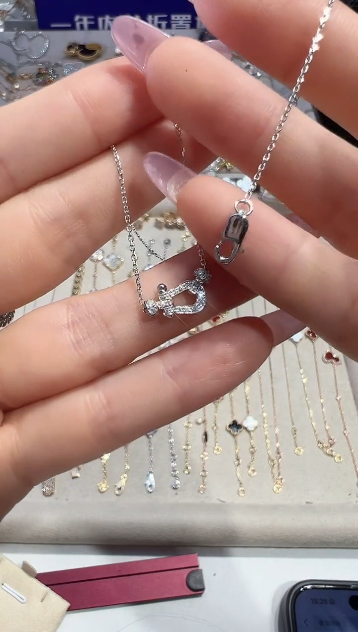 颈饰钻石18K金镶嵌k白满钻mini马蹄扣项链