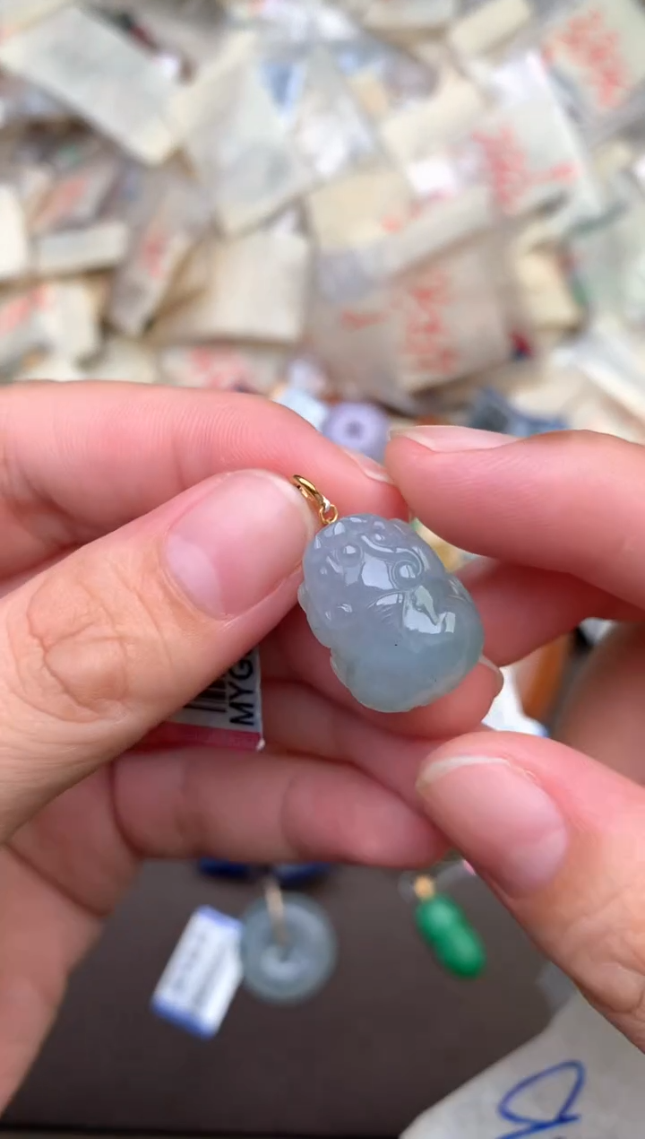 18K金镶嵌挂件翡翠— 