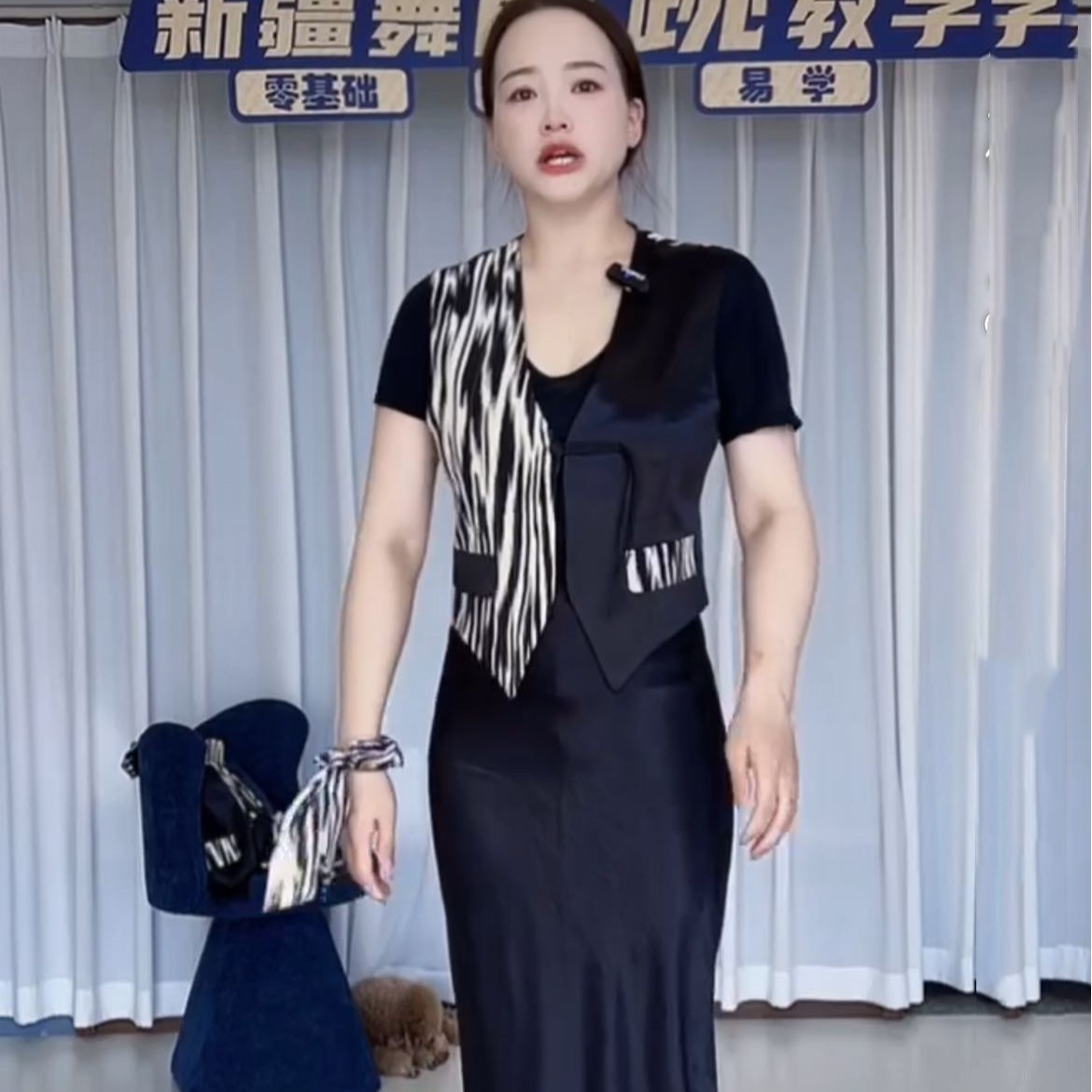 时尚百搭黑色显瘦半身裙