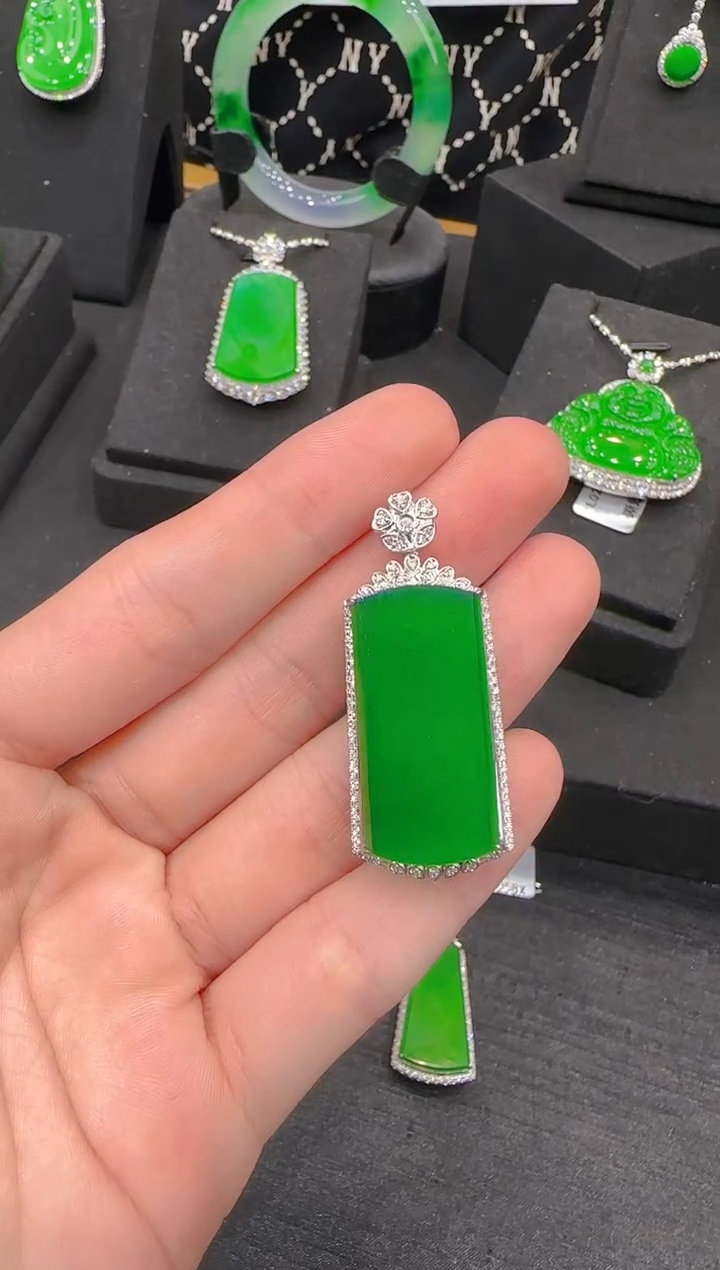 【闪购商品】翡翠吊坠(赠链)18K金镶嵌天然翡翠A货