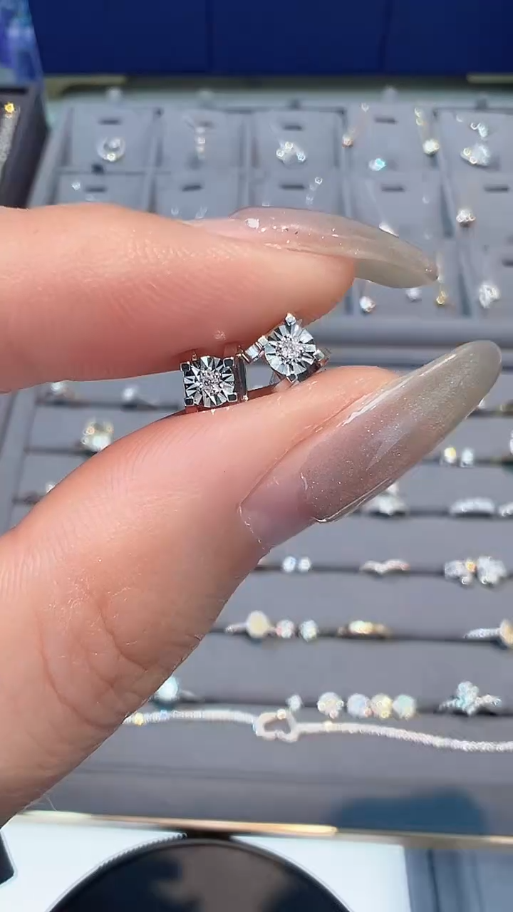 【闪购商品】钻石耳饰18K金镶嵌耳钉