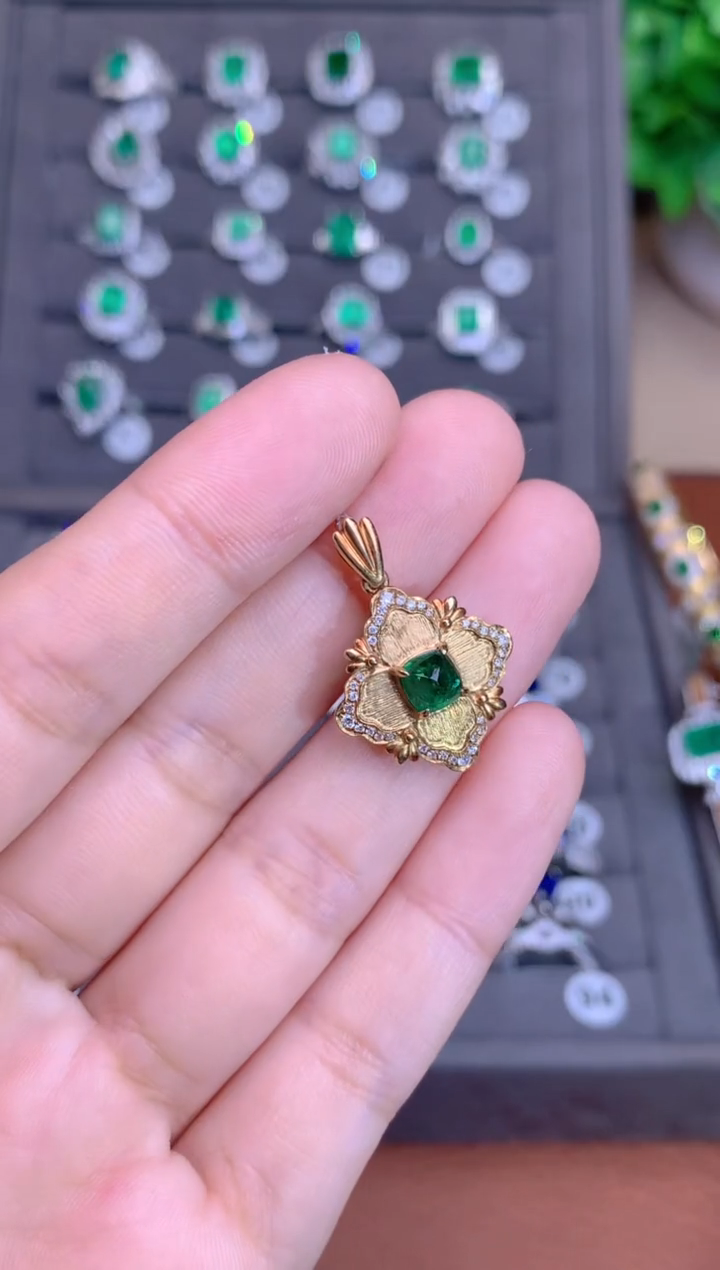 【闪购商品】祖母绿吊坠(不含链)18K金镶嵌0.7CT