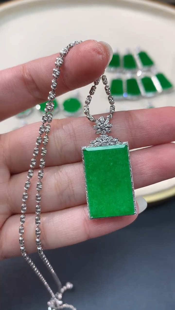 【闪购商品】翡翠吊坠(不含链)18K金镶嵌A99|8999