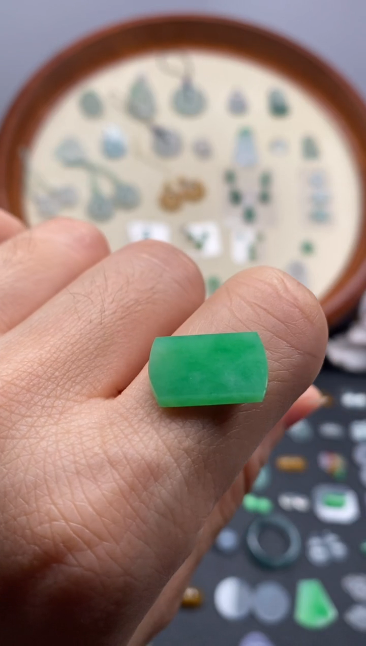 颈饰未镶嵌翡翠果緑马安/芬