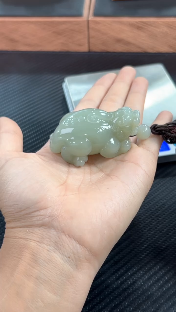 吊坠(赠链)未镶嵌和田玉且末微色差近矿m 