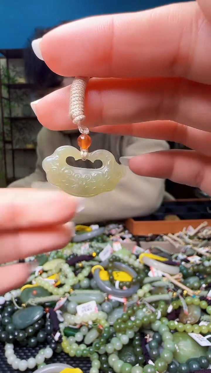 颈饰未镶嵌和田玉1