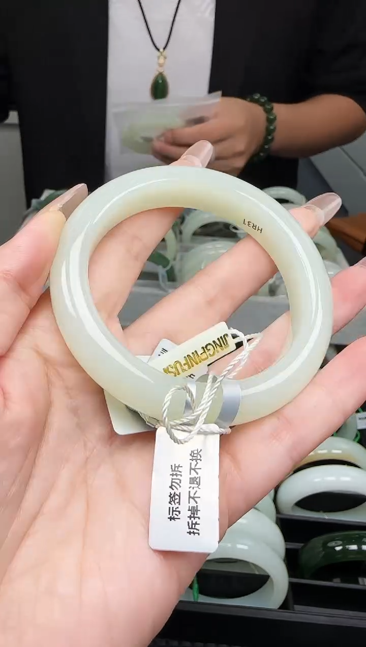未镶嵌手镯和田玉一支，56圈口