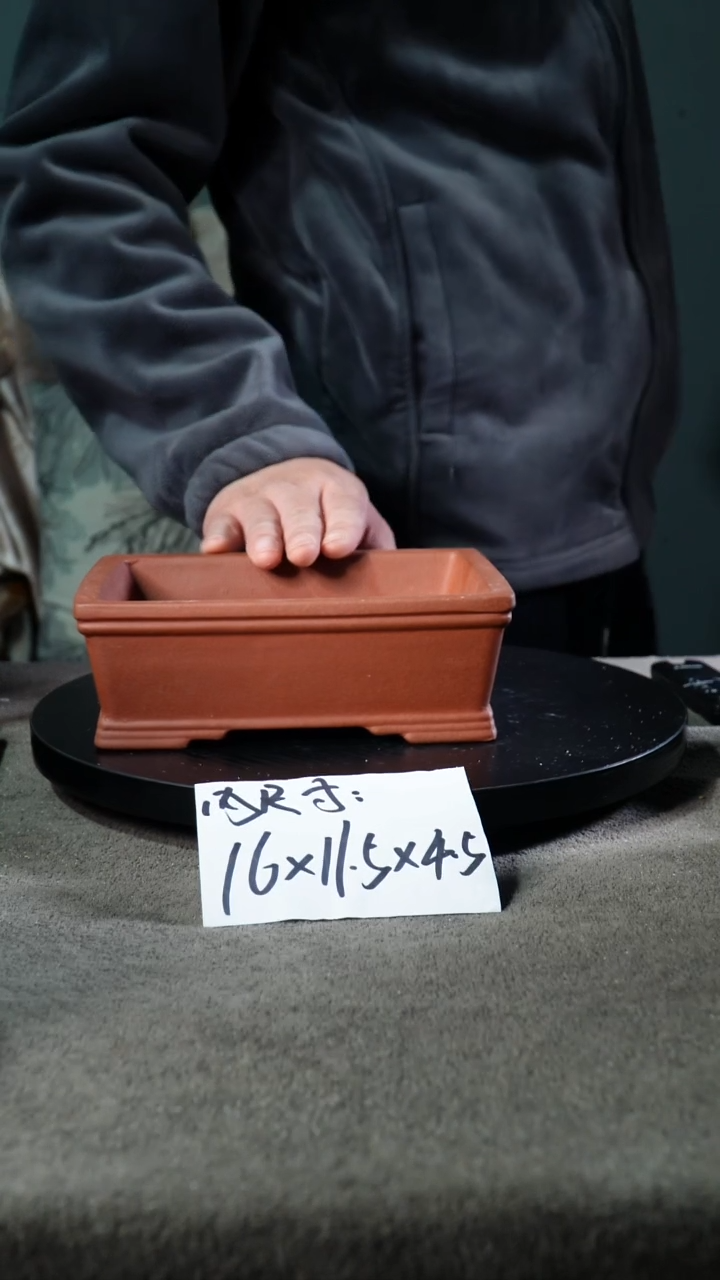 A宜兴紫砂小花盆