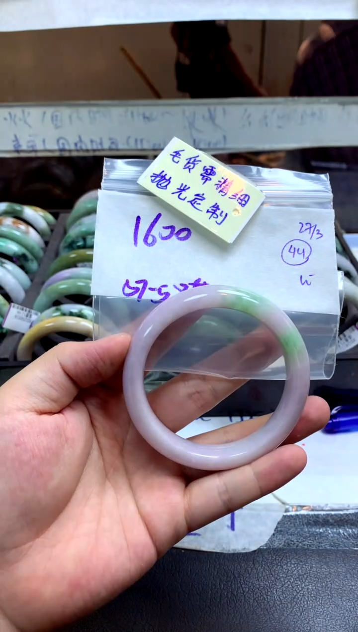 定制翡翠未镶嵌手镯毛货需精细抛光+多人