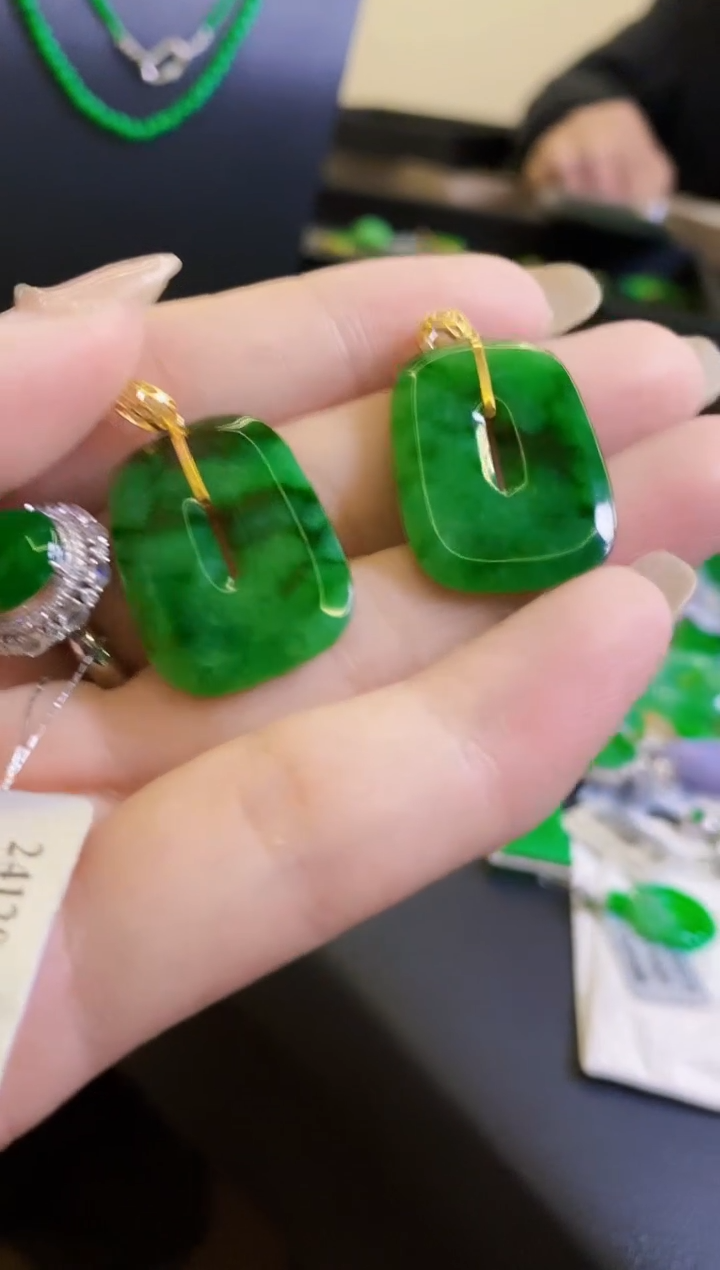 【闪购商品】定制翡翠18K金镶嵌多样性发其中一个