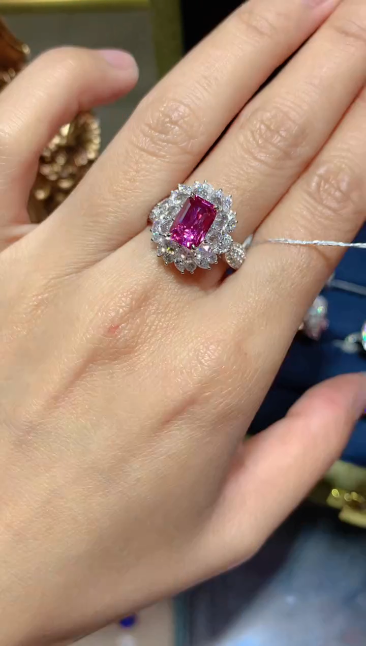 【闪购商品】彩色蓝宝石戒指18K金镶嵌2.54CT