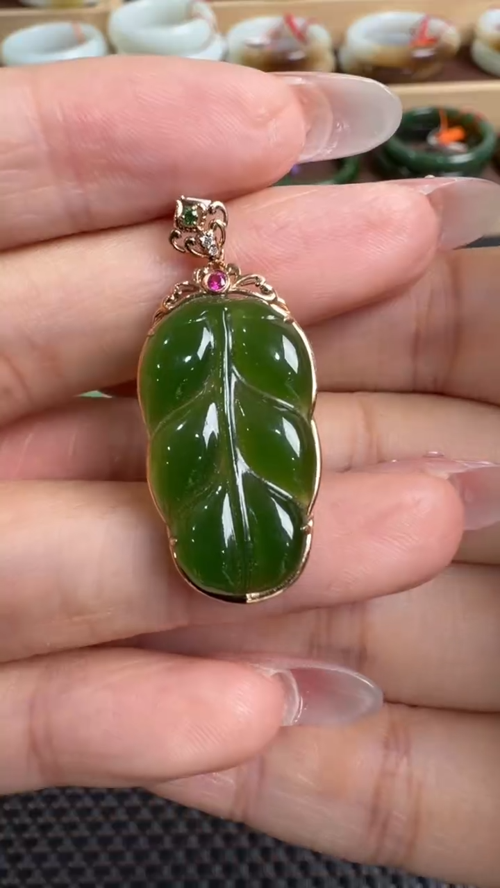 颈饰18K金镶嵌和田玉挂件