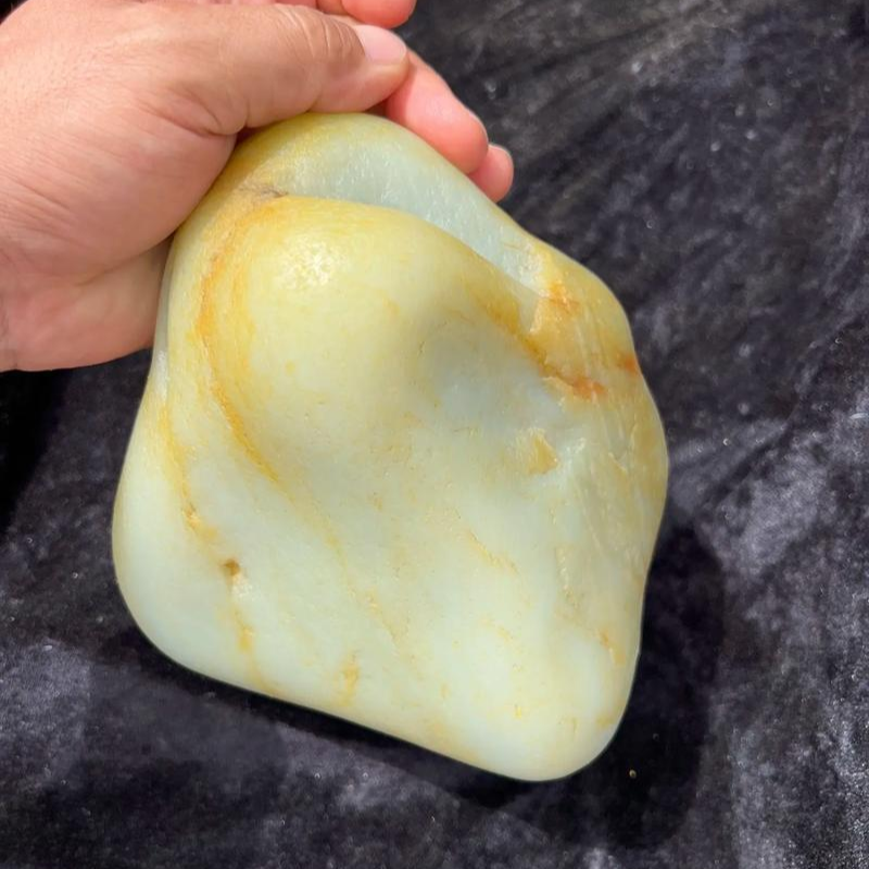 原石形状大小多样