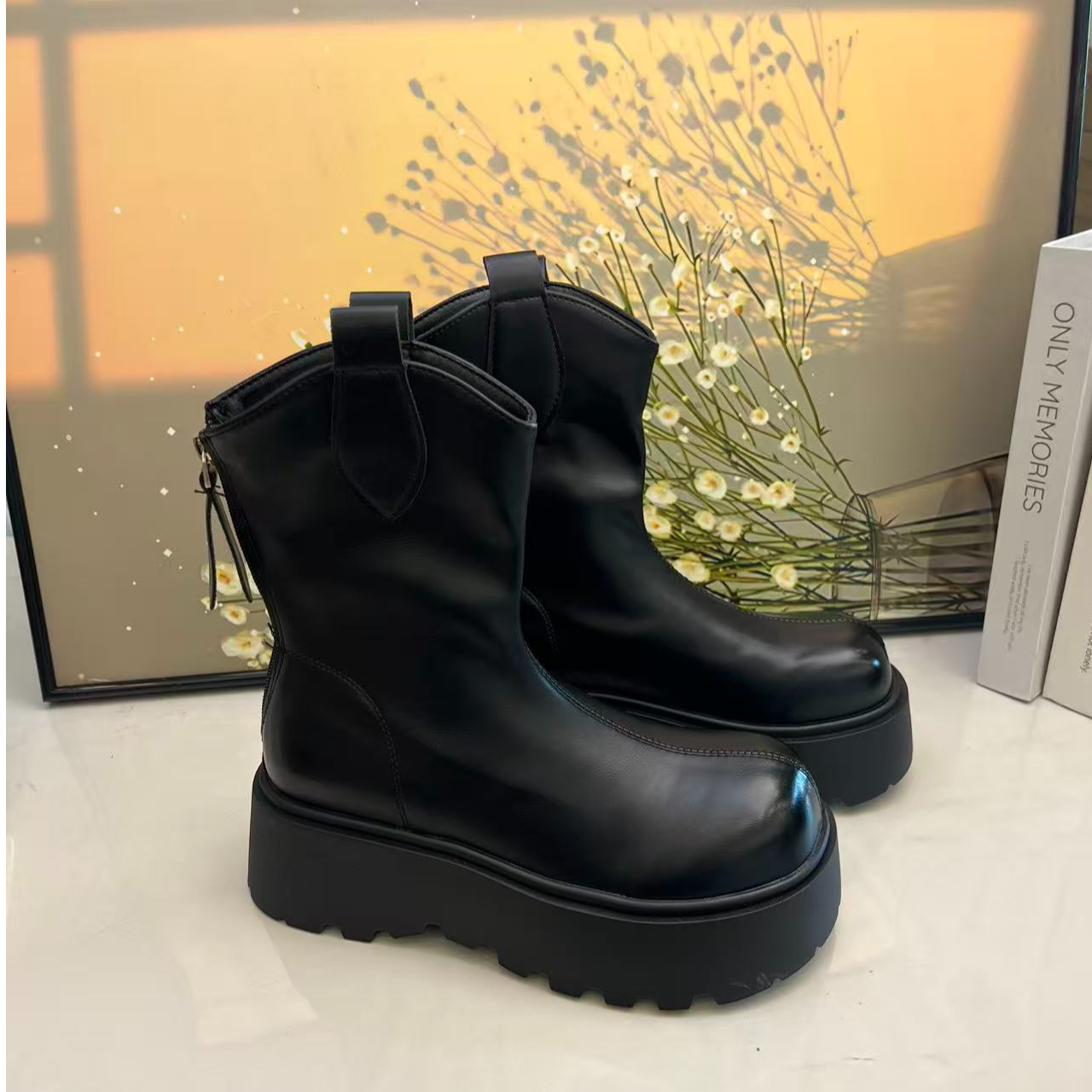 2025秋冬季新款后拉炼v口骑士短靴女黑色厚底加绒大头松糕马丁靴