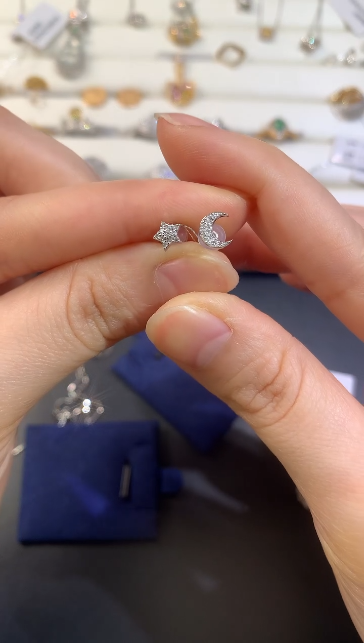 【闪购商品】耳饰18K金镶嵌钻石E99|680