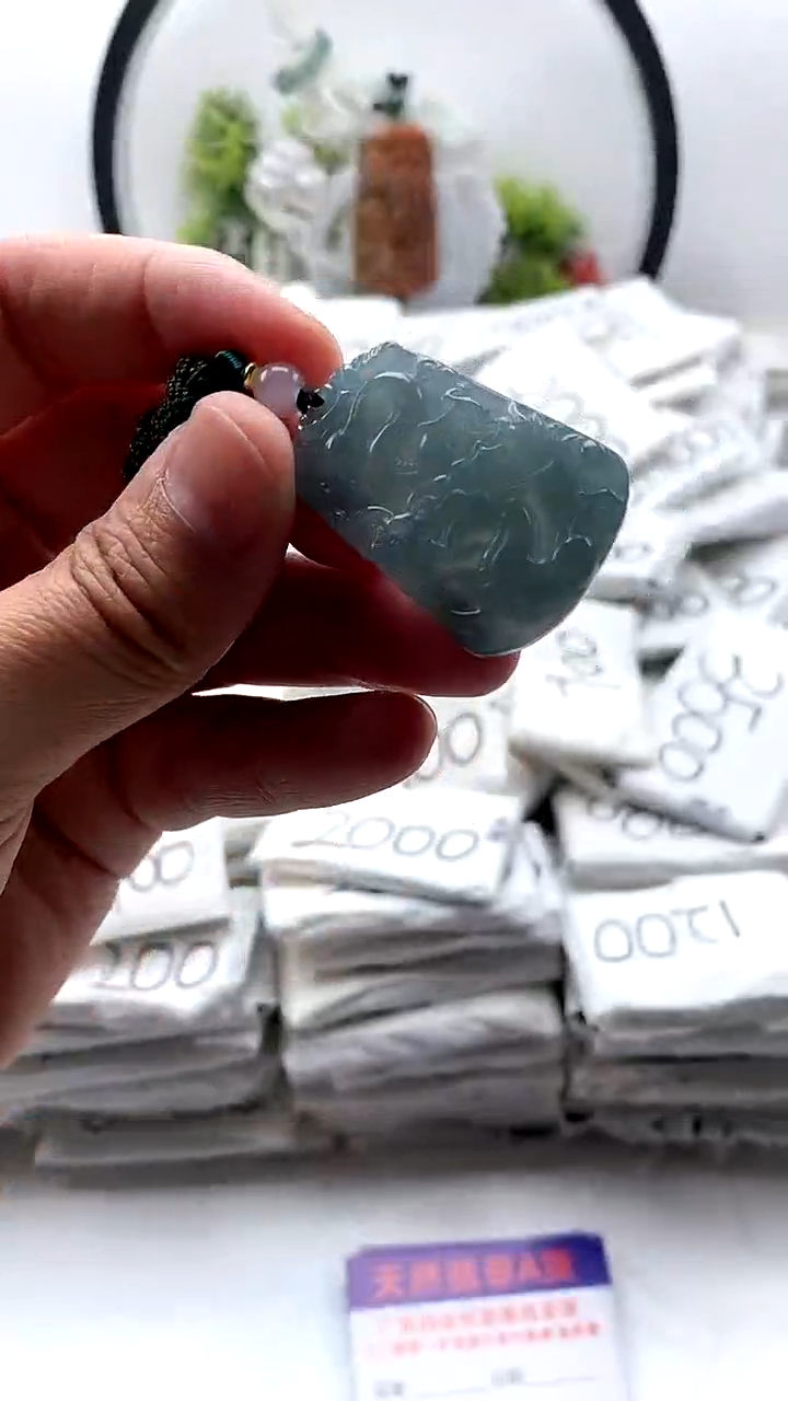 翡翠未镶嵌颈饰小龙牌