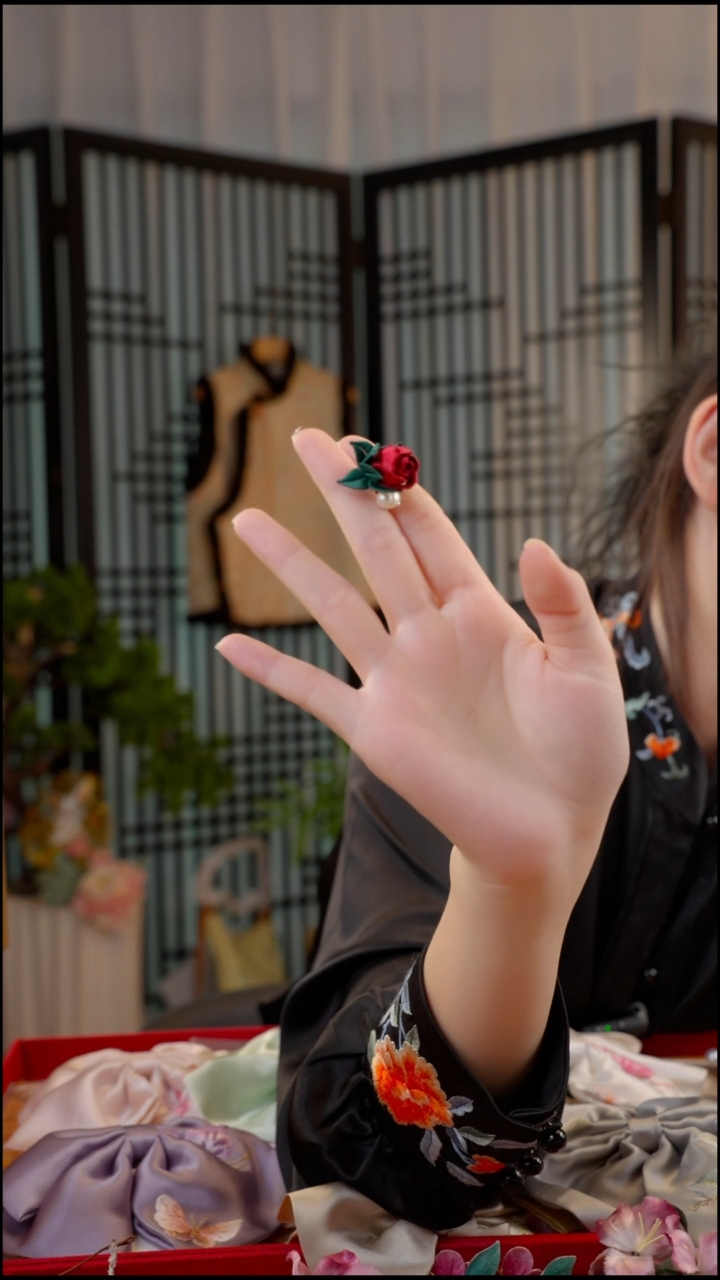 刺绣?*云非遗绒花苏绣饰品