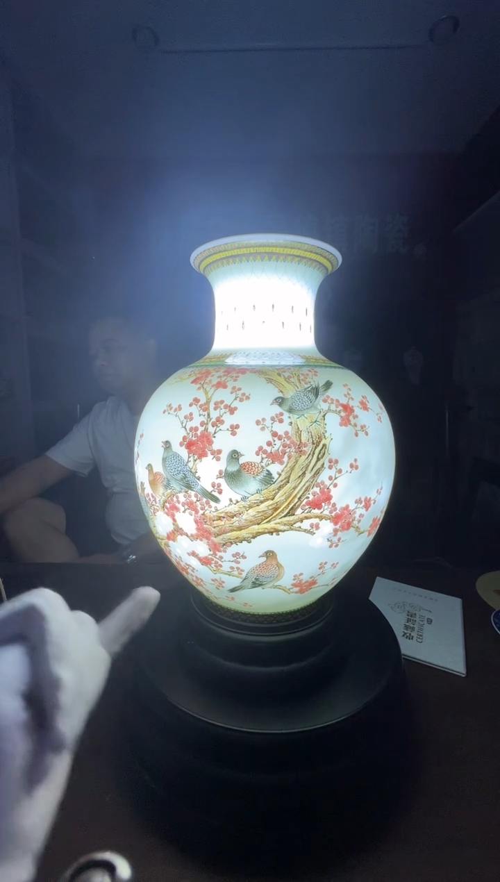 高维东老师《五彩玲珑喜上眉梢带内绘大赏瓶》带收藏证书