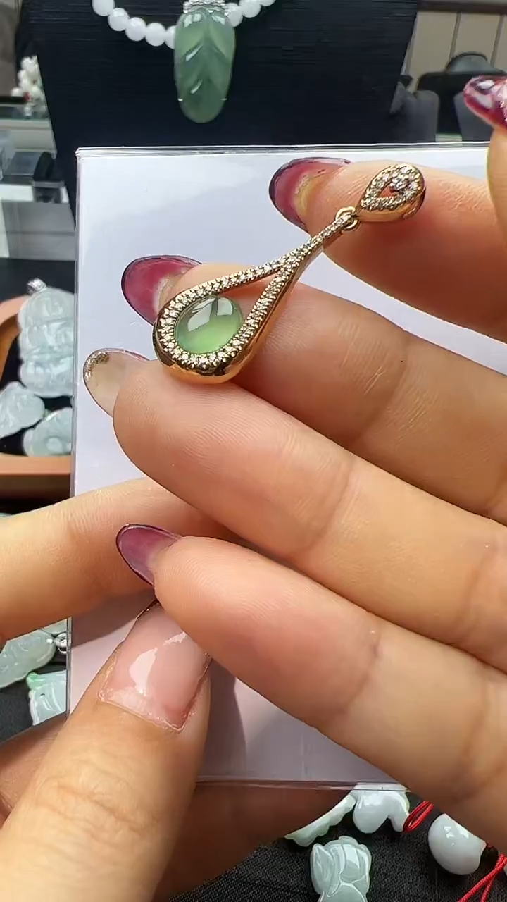 【闪购商品】翡翠颈饰18K金镶嵌水滴