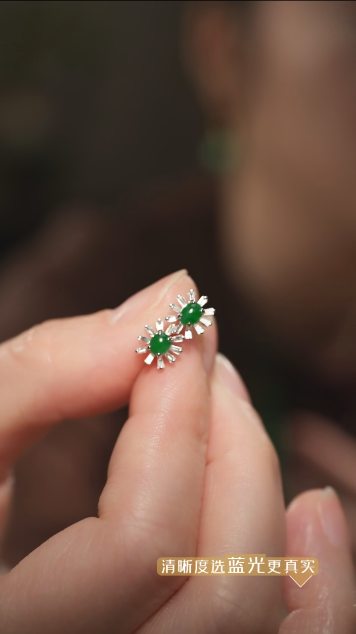 【闪购商品】翡翠耳钉18K金镶嵌辣绿翡翠蛋面花型耳钉