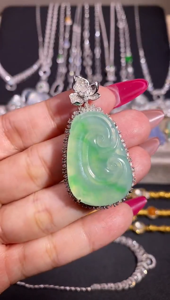 颈饰18K金镶嵌翡翠吊坠