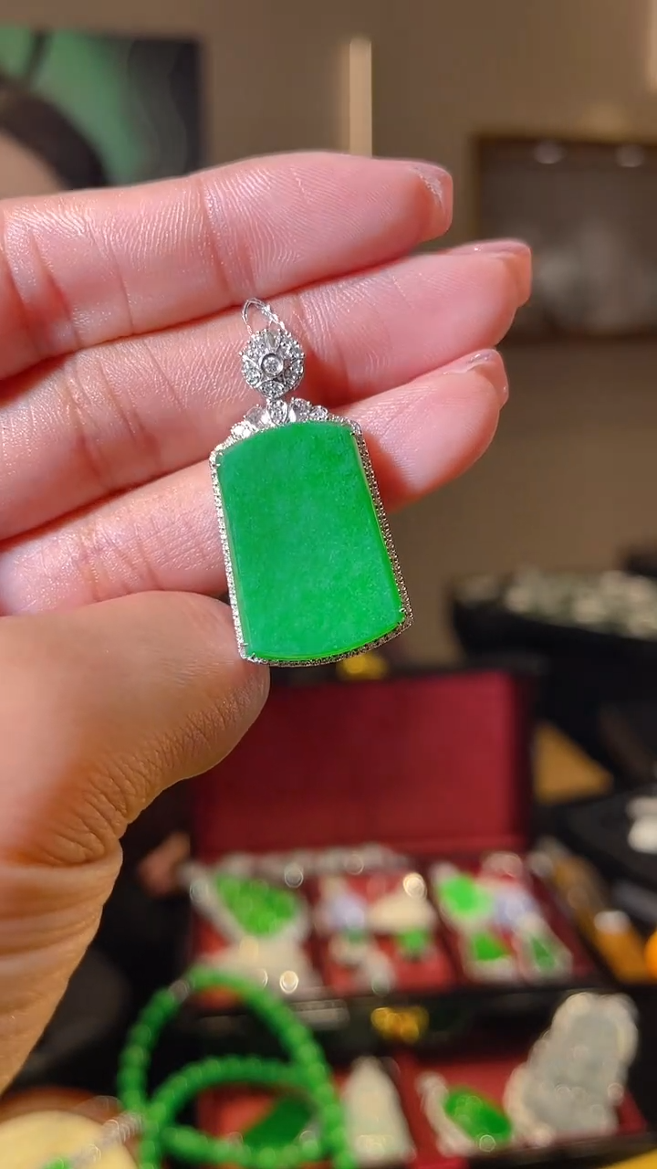 【闪购商品】翡翠吊坠(不含链)18K金镶嵌天然翡翠A货