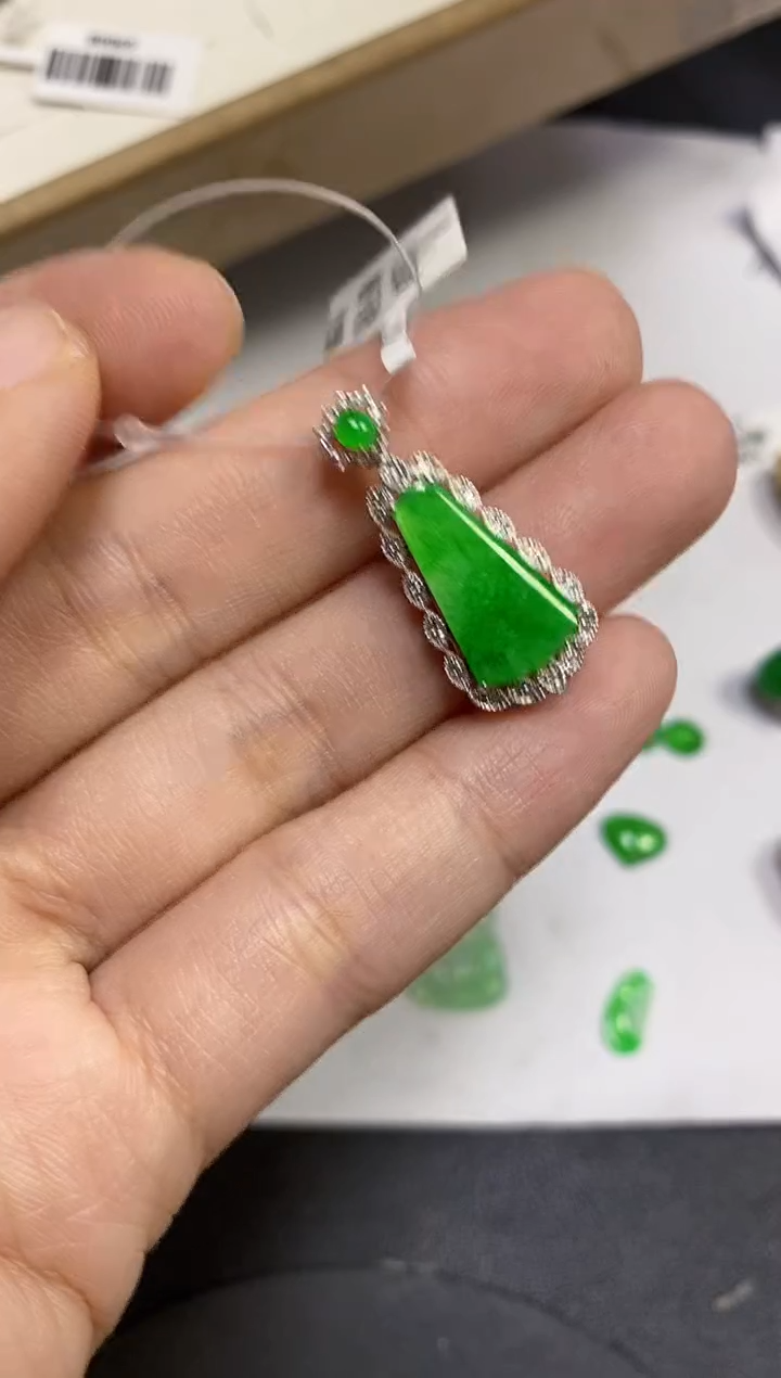 颈饰18K金镶嵌翡翠颈饰 18K金镶嵌 翡翠