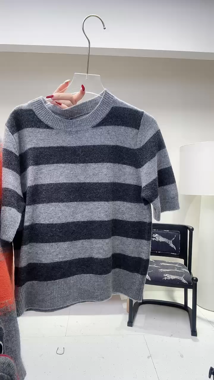 黑灰色条纹羊毛半袖