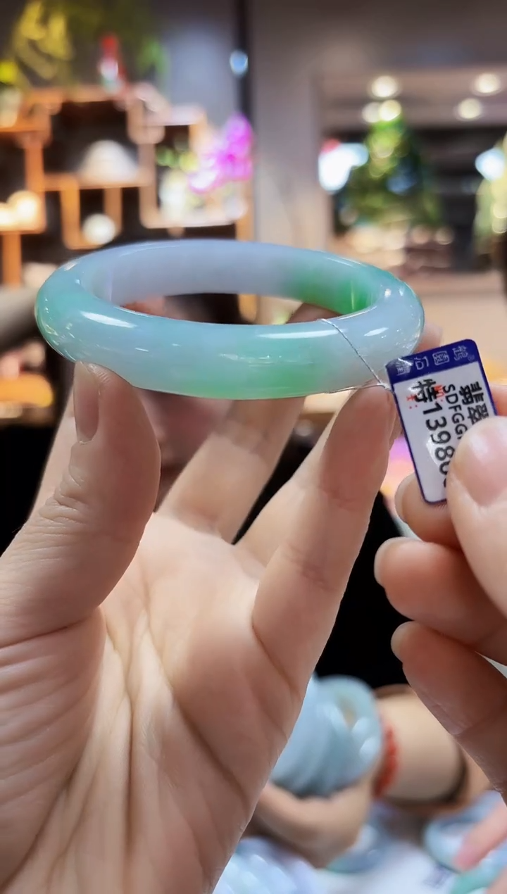 【闪购商品】翡翠颈饰未镶嵌62手镯