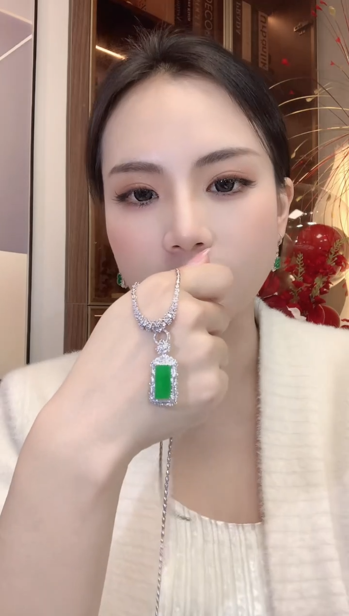 【闪购商品】翡翠吊坠(不含链)18K金镶嵌D36