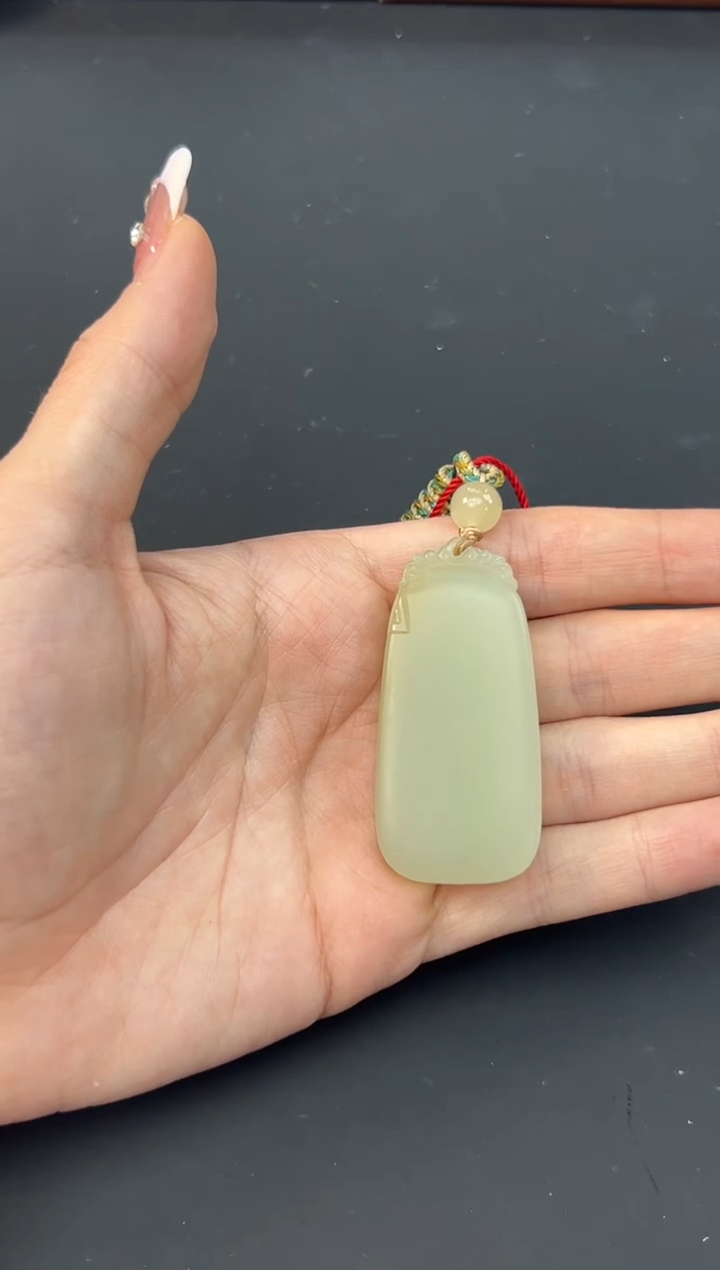 【闪购商品】和田玉吊坠(赠链)未镶嵌且末微色差迪克兰吊坠