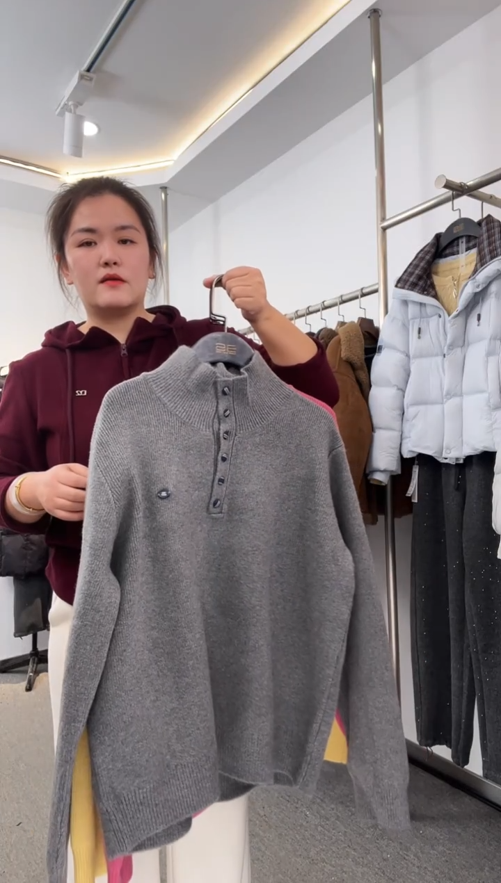 老****肠格子扣灰色羊毛衫