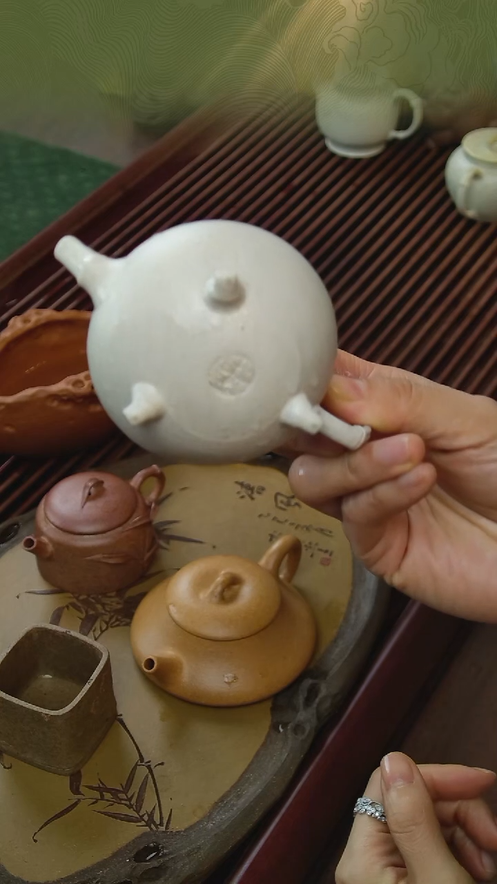 紫砂所****得张小萌《紫泥小牛》