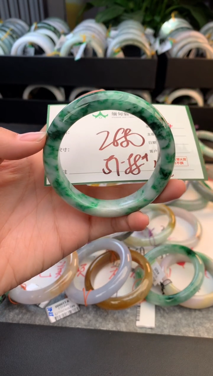 未镶嵌定制翡翠毛货需精细抛光+多人